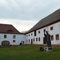 Pomnik Jana Pawła II w klasztorze St. Marienthal w Ostritz – najstarszym działającym w Niemczech żeńskim zakonie cysterskim, położonym na granicy z Polską (fot. A. Lipin)